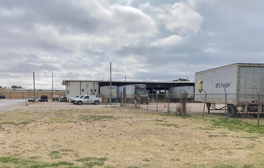 More Photos Of 128 E 13th St, Lubbock Warehouse For Lease