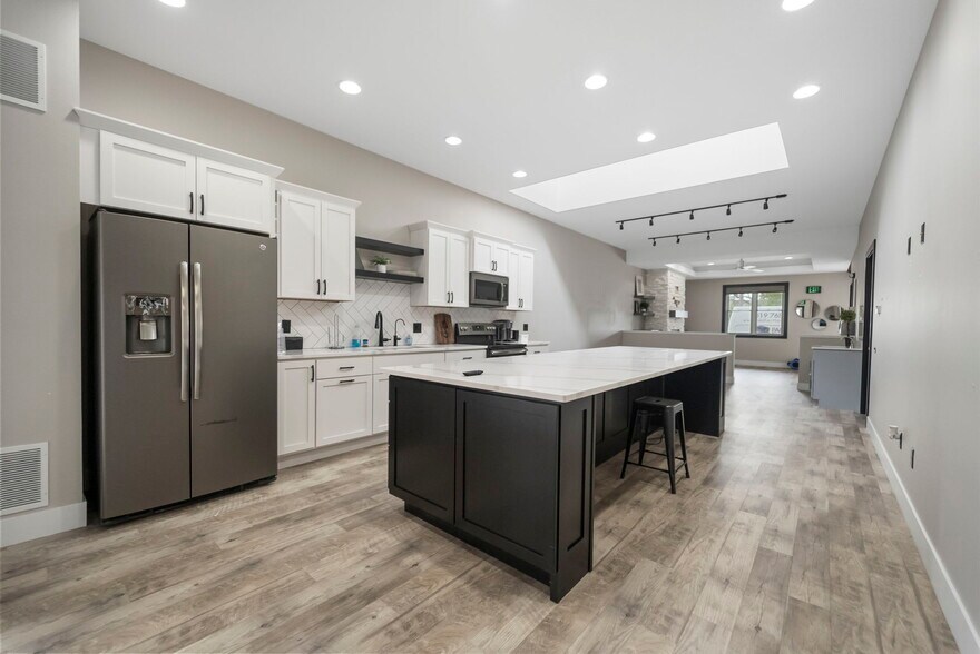 More Photos Of 616 Clay St, Cedar Falls Office For Sale