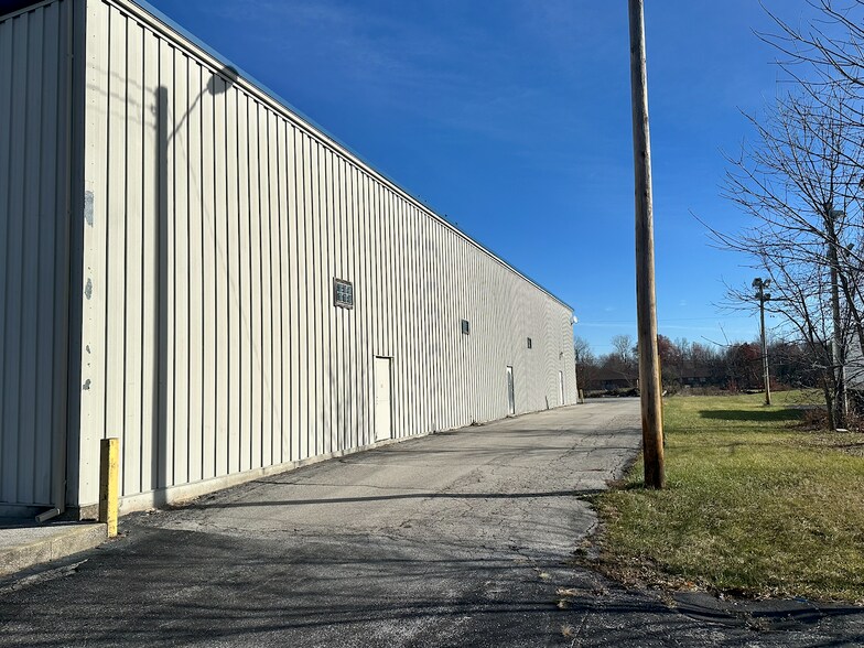 More Photos Of 7111-7113 S Anthony Blvd, Fort Wayne Warehouse For Lease