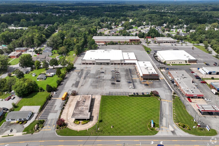 More Photos Of 617-621 N Main St, Kernersville General Retail For Sale