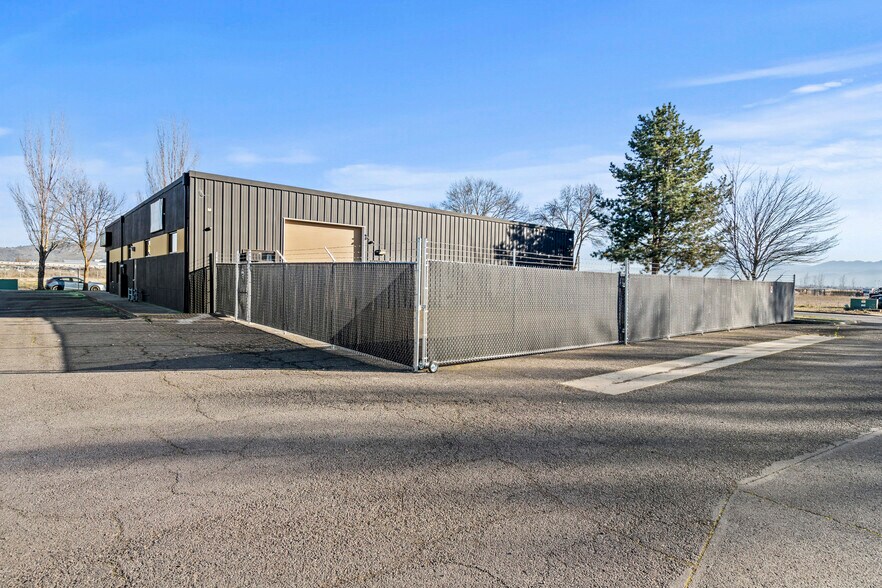 More Photos Of 4731 Industry Dr, Medford Light Manufacturing For Lease
