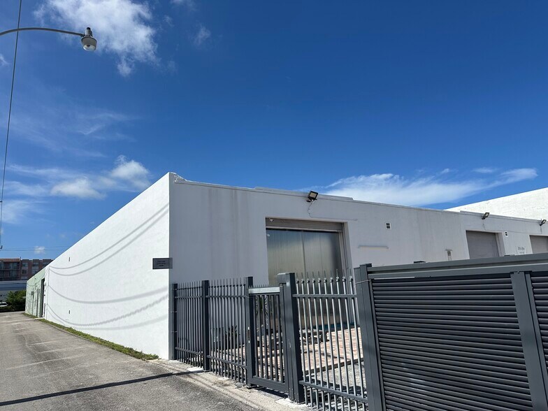 More Photos Of 1820 NE 146th St, Miami Manufacturing For Lease