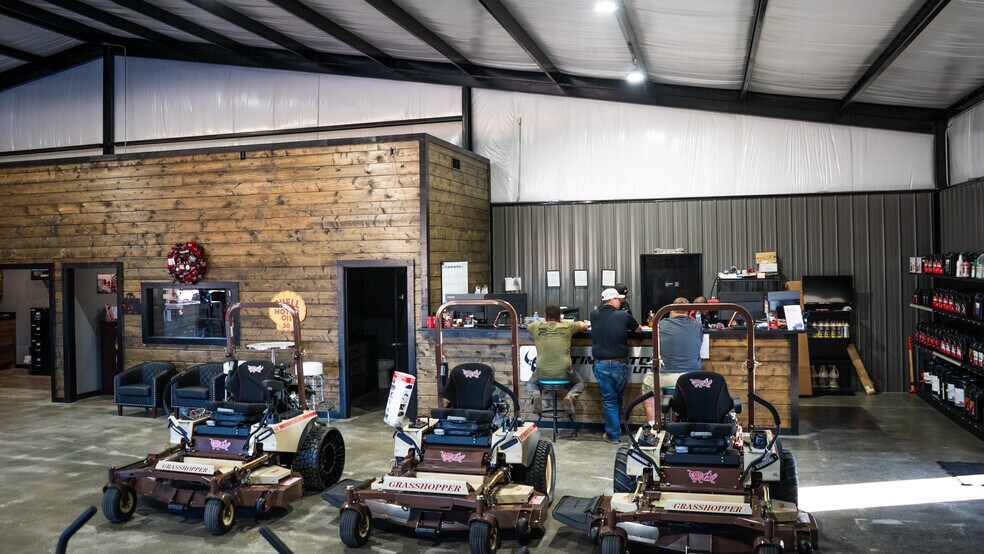 More Photos Of 1885 17th NE st, Paris General Retail For Sale