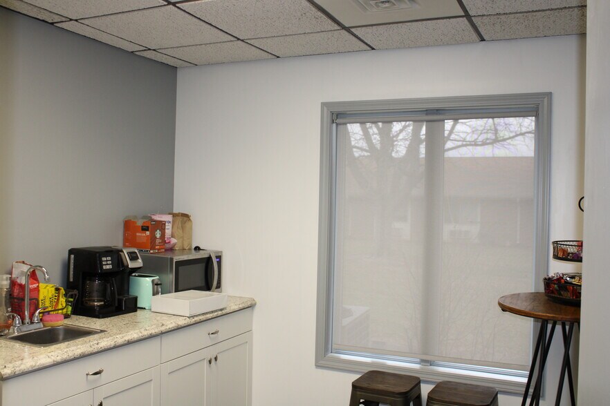 More Photos Of 1070 Windsor Rd, Terre Haute Office For Lease