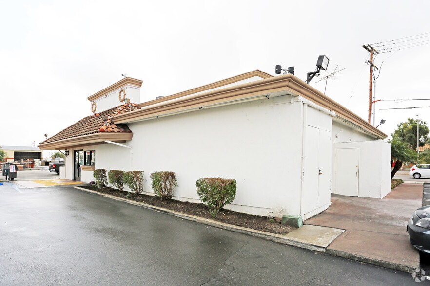 More Photos Of 2860 S Main St, Santa Ana Restaurant For Lease