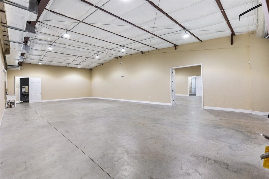 More Photos Of 1818 Greenleaf Ln, Leesburg Warehouse For Lease
