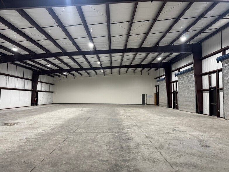 More Photos Of 2001 Poplar Pl, Panama City Warehouse For Lease