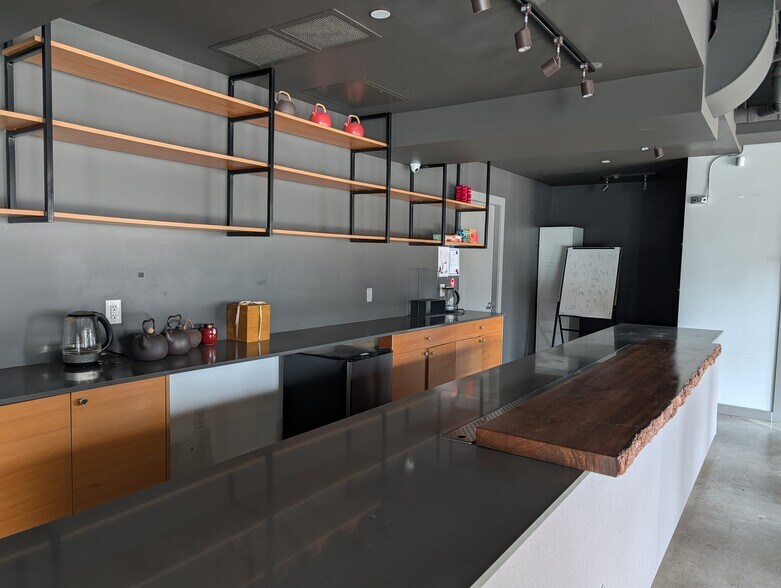 More Photos Of 205 16th St, West Vancouver General Retail For Lease