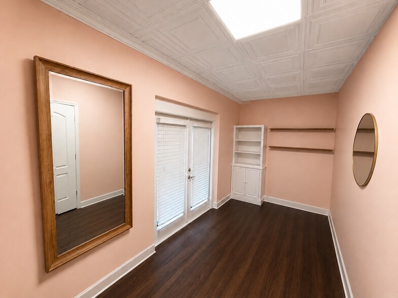 More Photos Of 3310 W Bay To Bay Blvd, Tampa Storefront For Lease