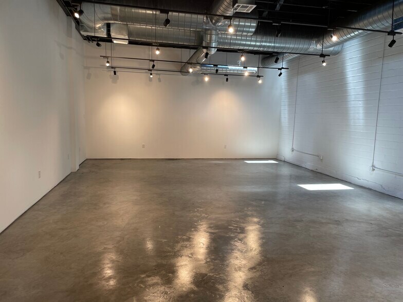 More Photos Of 1919 N Main St, Houston Storefront Retail Office For Lease