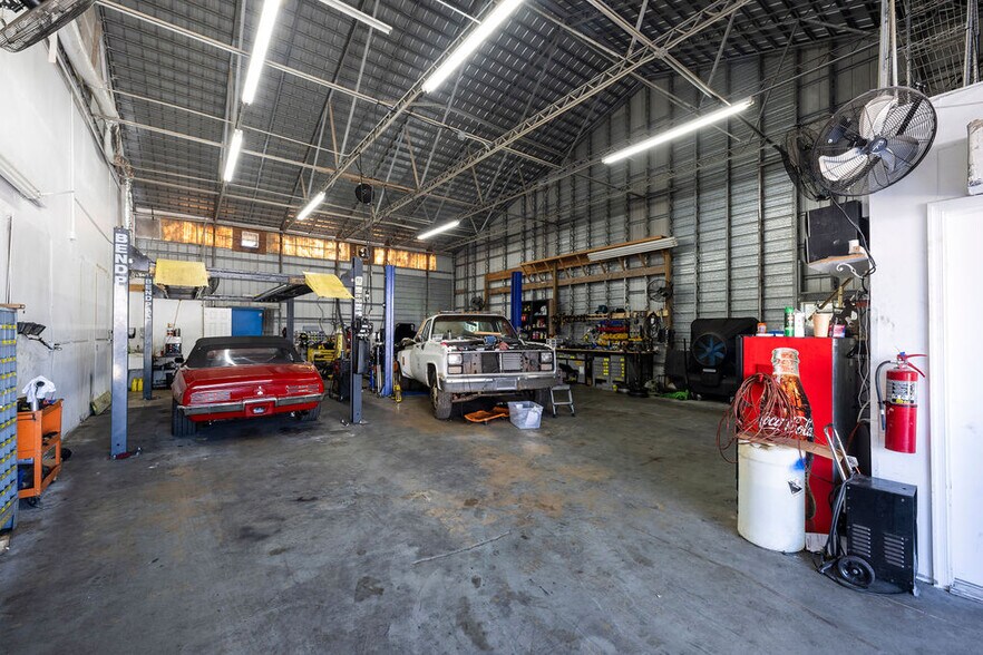 More Photos Of 1556-1578 SE South Niemeyer Cir, Port Saint Lucie Warehouse For Sale