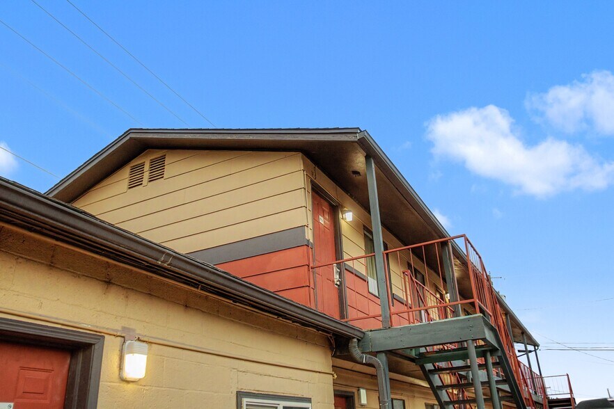 More Photos Of 801 W Broadway Ave, Bloomfield Hotel For Sale