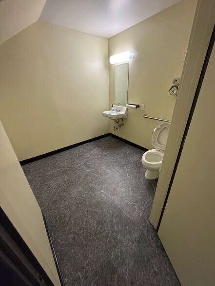 More Photos Of 637 Main St, Half Moon Bay Office For Lease