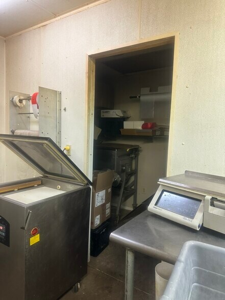 More Photos Of 418 E Washington St, Arma Storefront Retail Residential For Sale