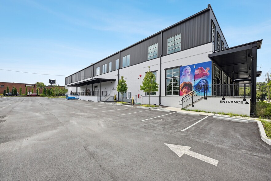 More Photos Of 159 Armour Dr NE, Atlanta Showroom For Lease