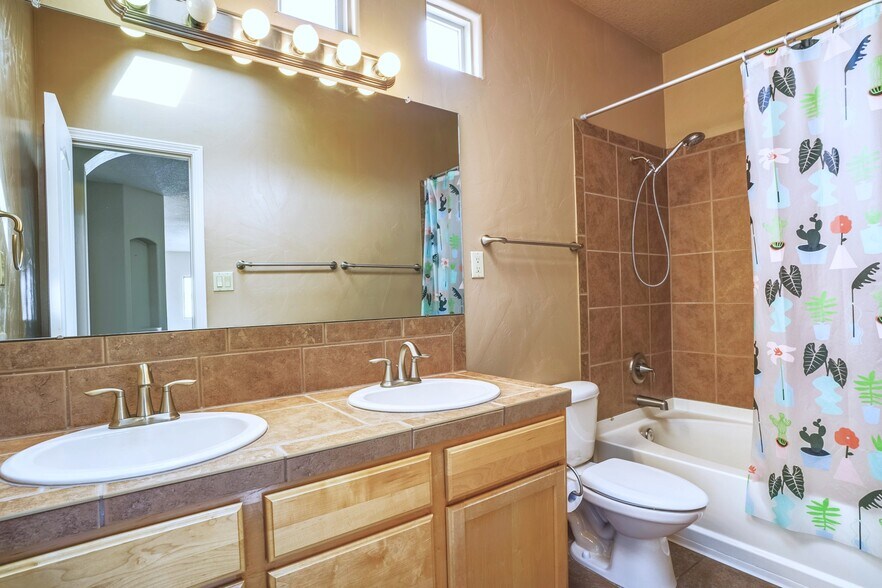 More Photos Of 4316 Beresford Ln Nw, Albuquerque Flex For Sale