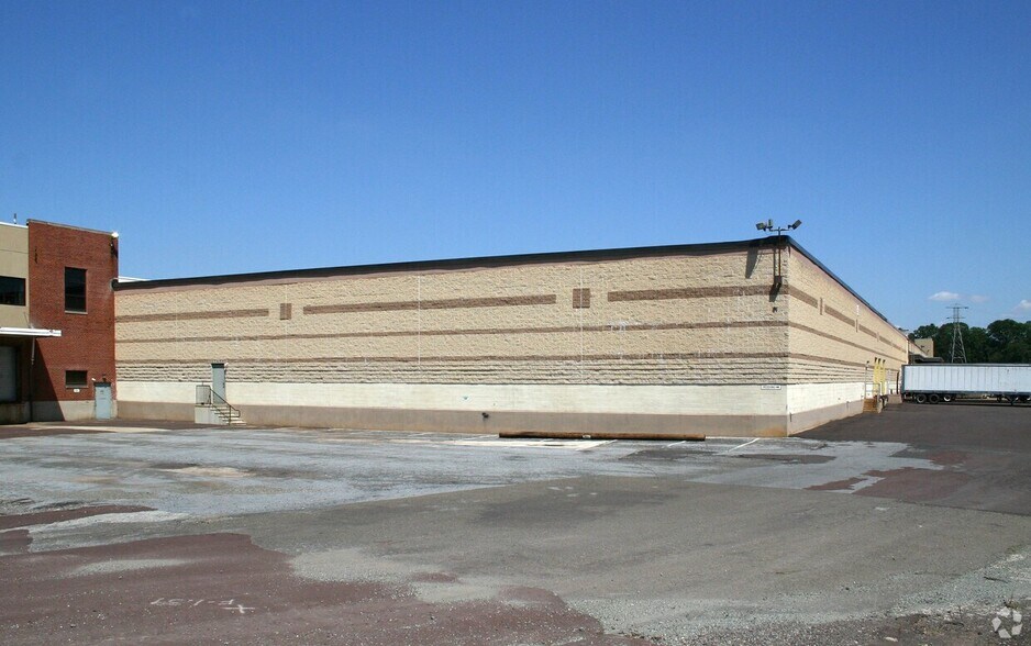 More Photos Of 1950 South Dr, Oaks Light Manufacturing For Lease
