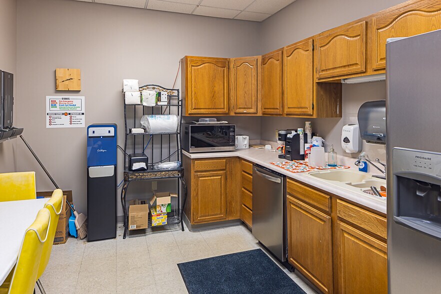 More Photos Of 2528 Wesley St, Johnson City Office For Sale