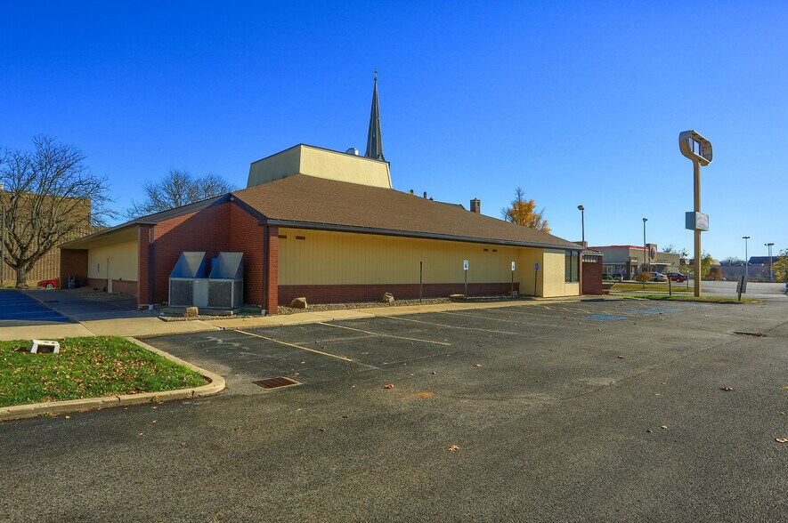 More Photos Of 100 W Washington St, New Castle Restaurant For Lease