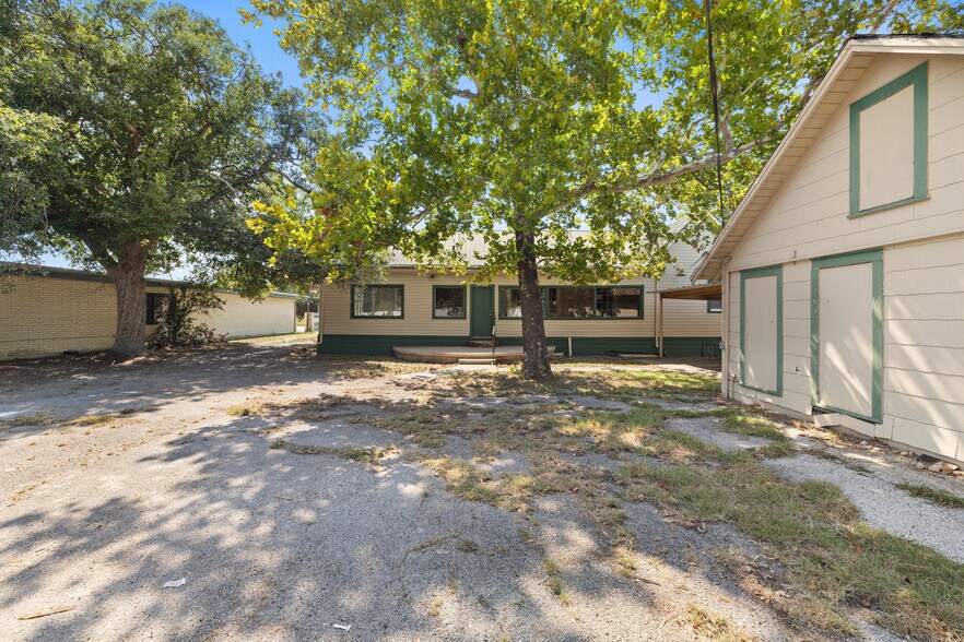 More Photos Of 620 N Main St, Taylor Storefront Retail Office For Sale