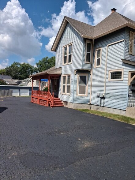 More Photos Of 442 N Lake St, Aurora Office For Sale