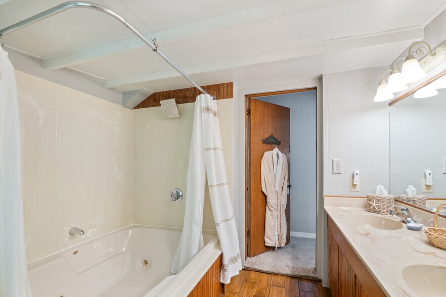More Photos Of 5 Ojo St, Eureka Springs Hospitality For Sale