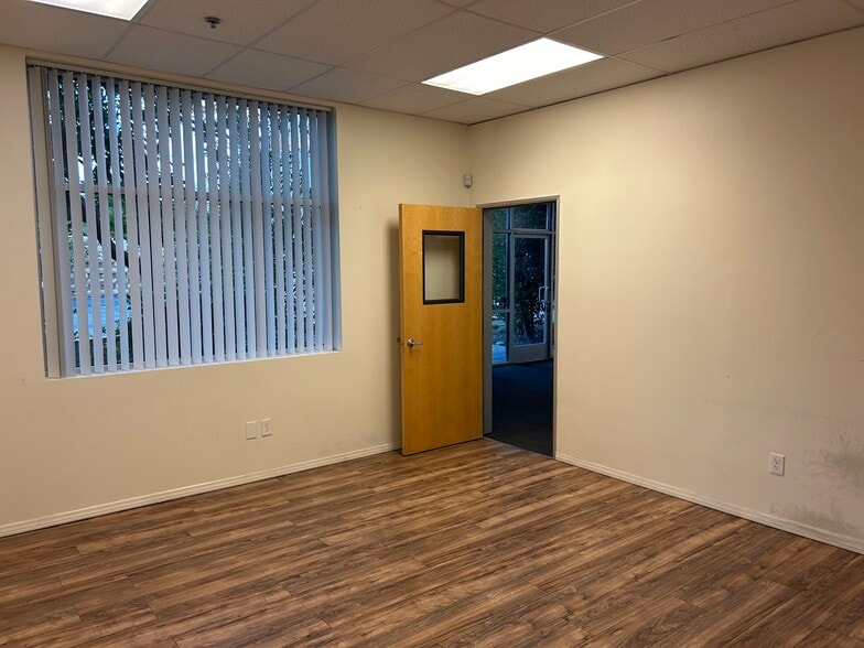 More Photos Of 28920 Avenue Penn, Valencia Warehouse For Lease