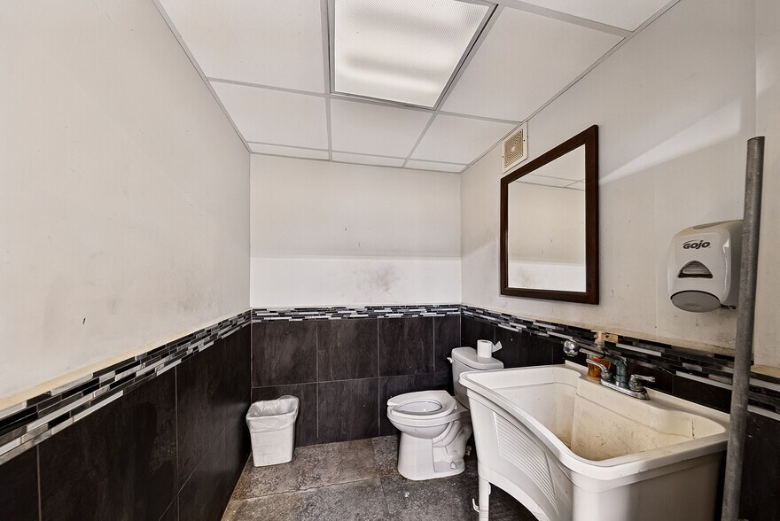 More Photos Of 936-940 NW 1st St, Fort Lauderdale Warehouse For Sale