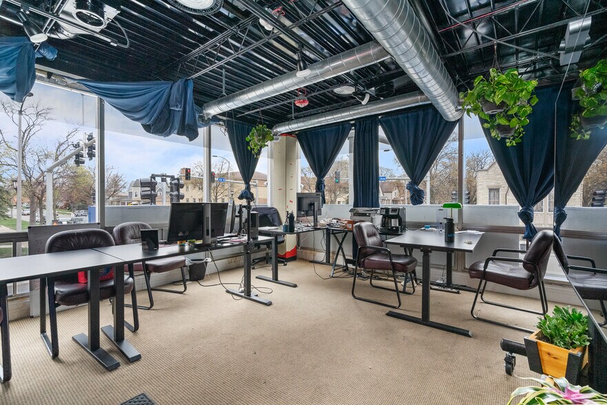 More Photos Of 3100 S Oak Park Ave, Berwyn Office For Sale