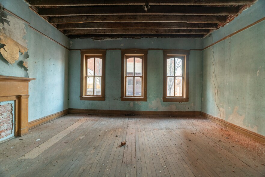 More Photos Of 217 W Main St, Washington General Retail For Sale
