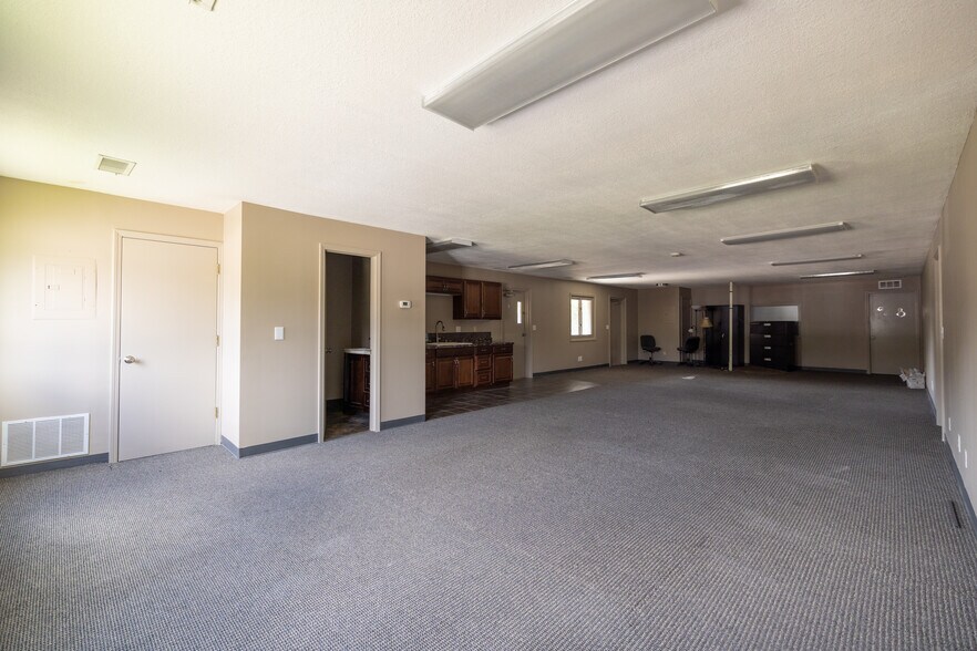 More Photos Of 11108 N Oak Tfwy, Kansas City Office For Lease