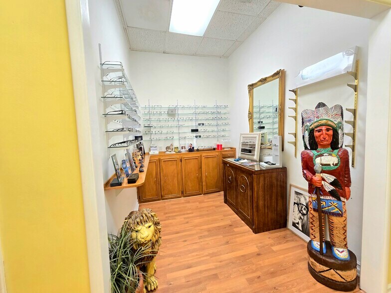 More Photos Of 2915 W Magnolia Blvd, Burbank Storefront For Sale