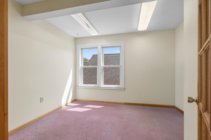 More Photos Of 25 Country Club Rd, Gilford Medical For Sale