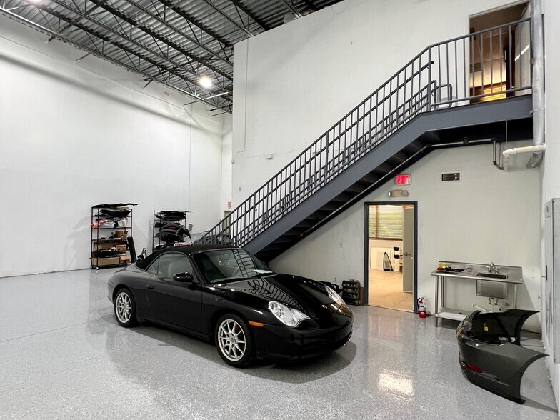 More Photos Of 5401 N Haverhill Rd, West Palm Beach Warehouse For Lease