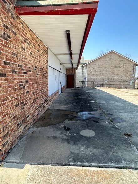 More Photos Of 1136 E Grayson St, San Antonio Convenience Store For Lease