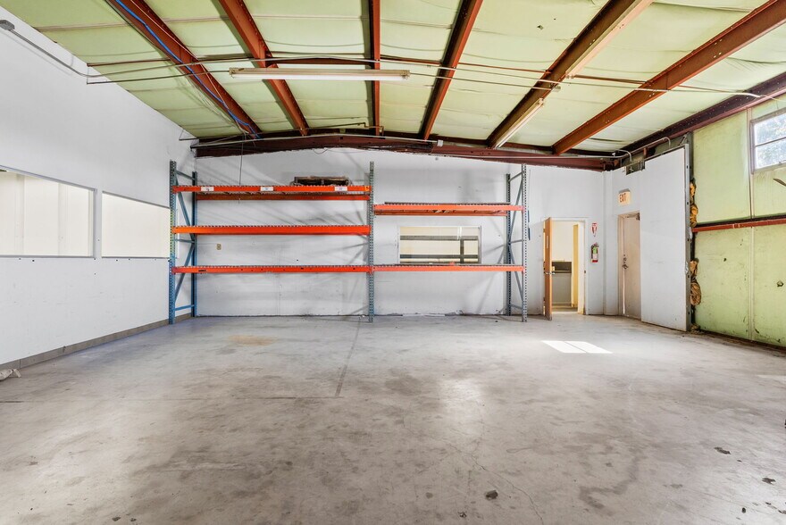 More Photos Of 3401 NNE Loop 323, Tyler Light Distribution For Sale