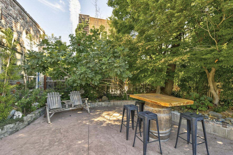 More Photos Of 121 8th St, Colusa Showroom For Sale