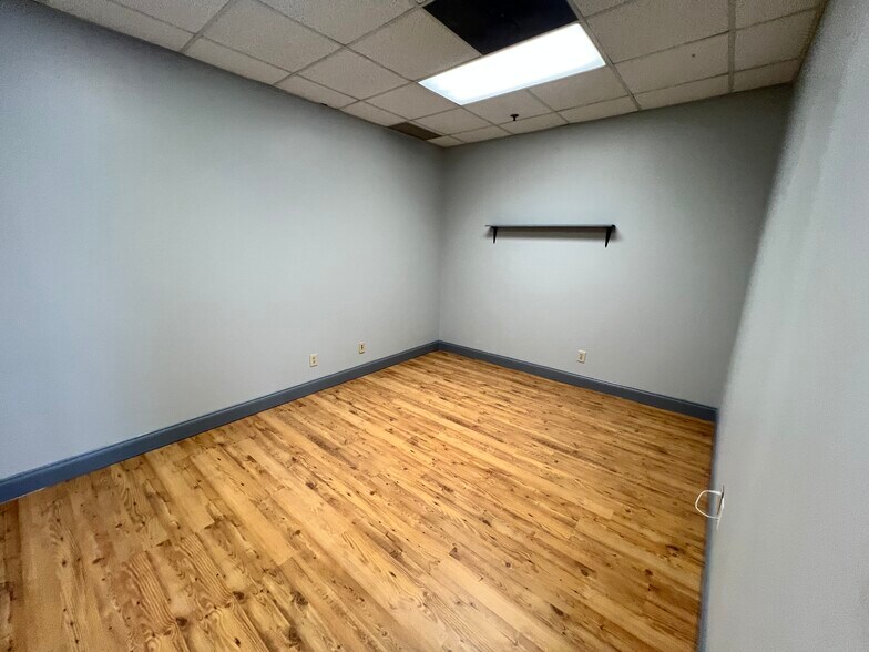 More Photos Of 2575 Cobb International Blvd, Kennesaw Warehouse For Lease