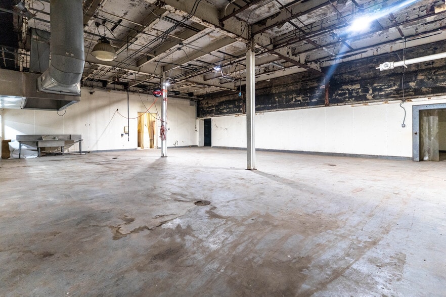 More Photos Of 1400 E 2nd St, Kansas City Manufacturing For Lease