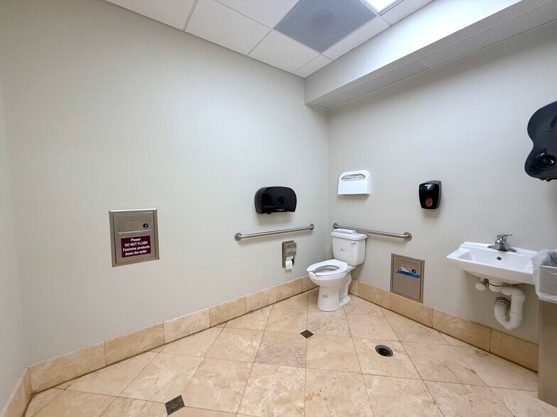 More Photos Of 1743 Park Center Dr, Orlando Medical For Lease