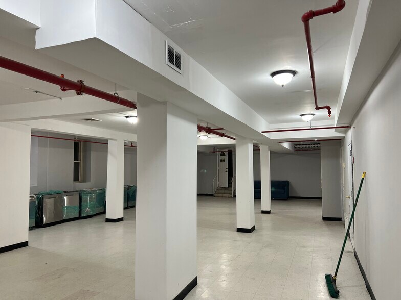 More Photos Of 9021 160th St, Jamaica Storefront Retail Office For Lease