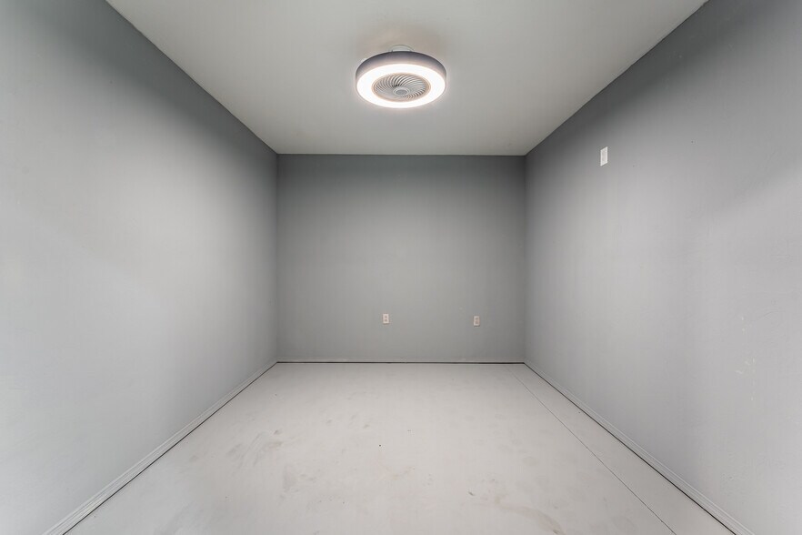 More Photos Of 160 Oldham Dr, Bella Vista Light Distribution For Sale