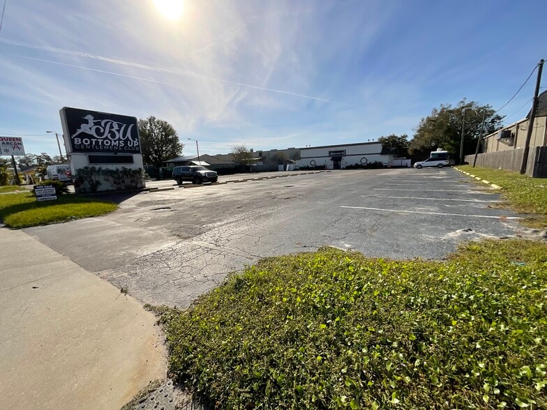 More Photos Of 8804 66th St N, Pinellas Park Bar For Lease