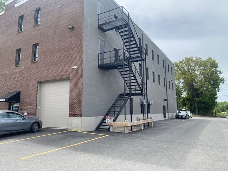 More Photos Of 4 Railroad Ave, Wakefield Flex For Lease
