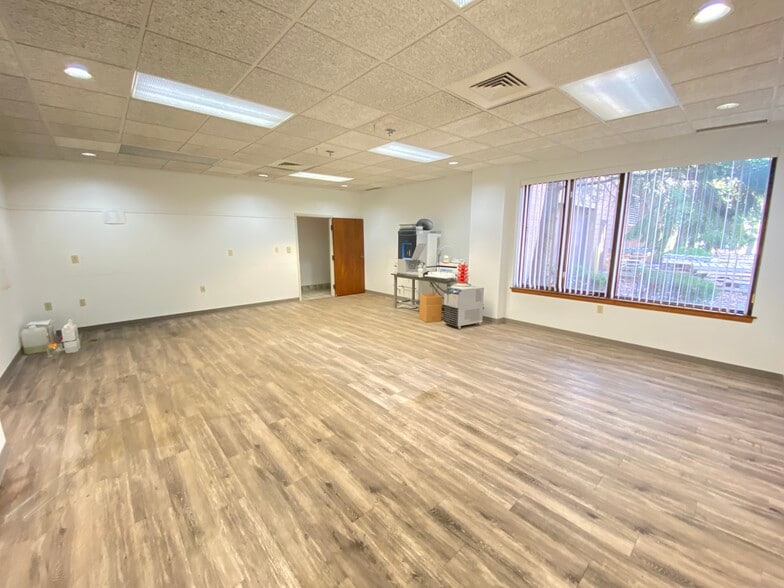 More Photos Of 38227 Western Pky, Willoughby Flex For Lease