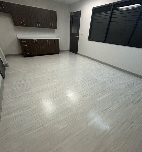 More Photos Of 405 Britannia Rd E, Mississauga Light Distribution For Lease