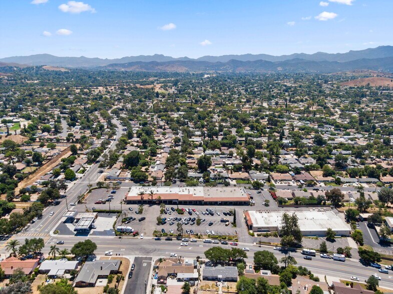 More Photos Of 1000-1086 E Avenida De Los Arboles, Thousand Oaks General Retail For Lease