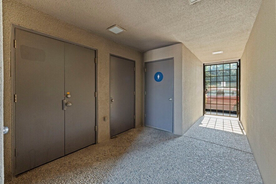 More Photos Of 1606 W Mineral King Ave, Visalia Office For Sale