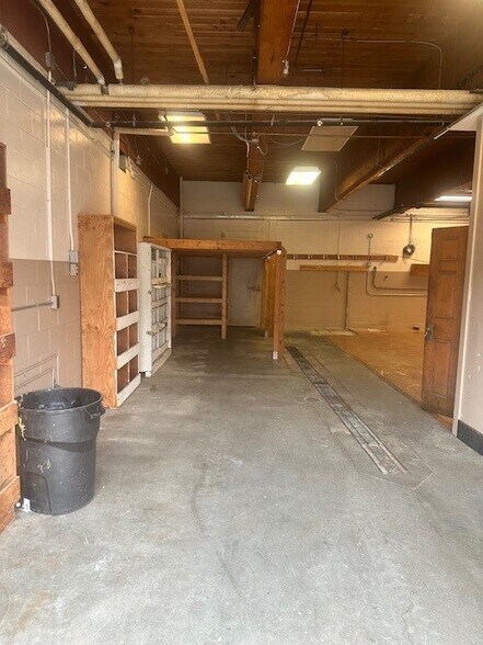 More Photos Of 2440 W Commodore Way, Seattle Manufacturing For Lease