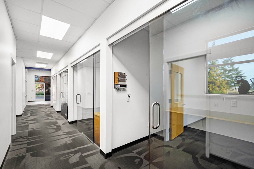 More Photos Of 11105 Steele St S, Tacoma Flex For Lease